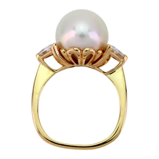 Ring in Gelbgold mit Zuchtperle und Diamanten