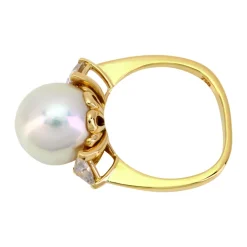 Ring in Gelbgold mit Zuchtperle und Diamanten