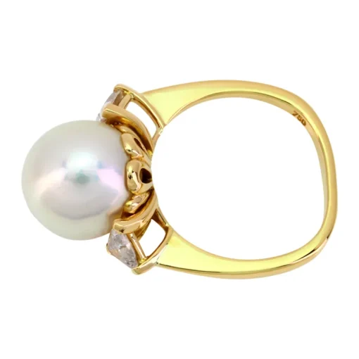 Ring in Gelbgold mit Zuchtperle und Diamanten